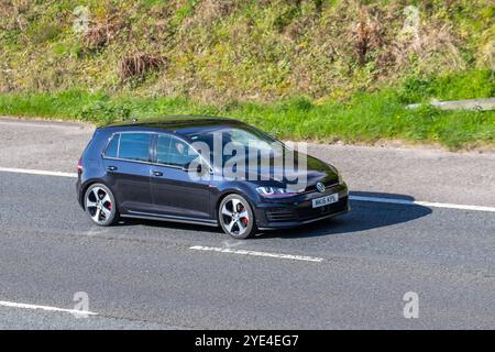 2016 Black VW Volkswagen Golf GTi, 2.0TDI GT Hatchback 5d 5d Hatchback trazione anteriore manuale, viaggiando sull'autostrada M6, Manchester, Regno Unito Foto Stock