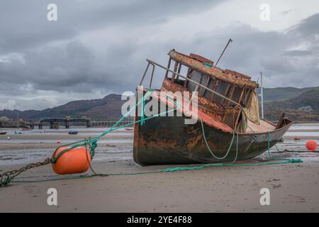 Una vecchia barca da pesca nel porto di Barmouth, in Galles. Foto Stock