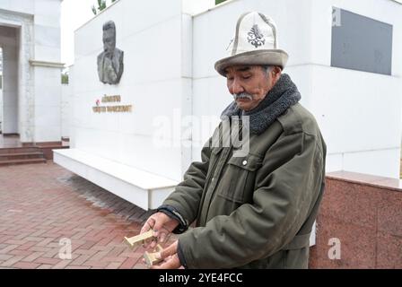 KIRGHIZISTAN, complesso commemorativo Ata-Beyit, 'tomba dei padri', vicino a Bishkek, tomba e memoriale del famoso scrittore e statista kirghiso Chingiz Aitmatov (1928-2008) , uomo con cappello in feltro Kalpak / KIRGISTAN, Gedenkstätte Ata-Beyit, Grabstätte des kirgisischen Schriftstellers Tschingis Torekulowitsch Aitow geb. 12. Dezember 1928 in Scheker im Talas-tal in Kirgisistan, gest. 10) Juni 2008 a Nürnberg Foto Stock