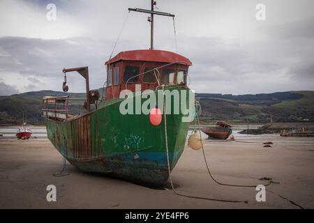 Una vecchia barca da pesca nel porto di Barmouth, in Galles. Foto Stock