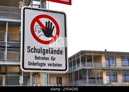 Gersthofen, Baviera, Germania - 29 ottobre 2024: Avviso di sicurezza all'ingresso della scuola, è severamente vietato l'ingresso di persone non autorizzate nei terreni della scuola, protezione per gli alunni e il personale scolastico *** Sicherheitswarnung am Schuleingang, Betreten des Schulgeländes für Unbefugte streng verboten, Schutz für Schüler und Schulpersonal Foto Stock