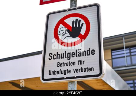 Gersthofen, Baviera, Germania - 29 ottobre 2024: Avviso di sicurezza all'ingresso della scuola, è severamente vietato l'ingresso di persone non autorizzate nei terreni della scuola, protezione per gli alunni e il personale scolastico *** Sicherheitswarnung am Schuleingang, Betreten des Schulgeländes für Unbefugte streng verboten, Schutz für Schüler und Schulpersonal Foto Stock