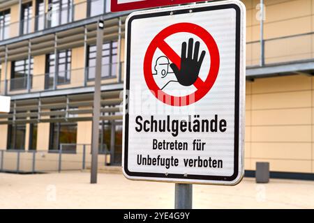 Gersthofen, Baviera, Germania - 29 ottobre 2024: Avviso di sicurezza all'ingresso della scuola, è severamente vietato l'ingresso di persone non autorizzate nei terreni della scuola, protezione per gli alunni e il personale scolastico *** Sicherheitswarnung am Schuleingang, Betreten des Schulgeländes für Unbefugte streng verboten, Schutz für Schüler und Schulpersonal Foto Stock