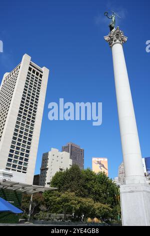 Il Dewey Monument in Union Square sotto un cielo blu. Foto Stock