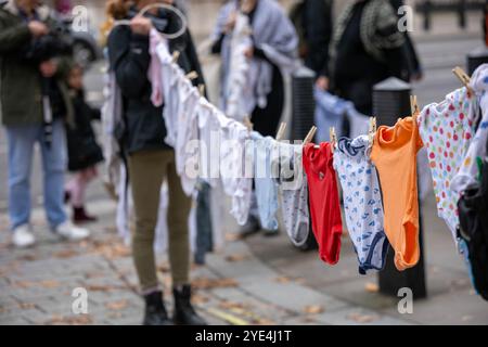 Londra, Regno Unito. 29 ottobre 2024. Pro Palestine march a Westminster per protestare contro il presunto omicidio di bambini a Gaza. I manifestanti avevano linee di corda con vestiti per bambini attaccati. Crediti: Ian Davidson/Alamy Live News Foto Stock