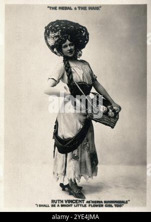 Inghilterra. Circa 1903. Un'antica cartolina fotografica vera raffigurante l'intrattenitrice della Music hall, Ruth Vincent, che interpreta Merva Sunningdale nella commedia musicale di Owen Hall e Sydney Jones, intitolata «The Medal & the Maid», che ha aperto al Lyric Theatre di Londra il 25 aprile 1903. In questa commedia, Vincent cantò la canzone, "sarò anche una bambina di fiori brillante". Nata nel 1873 come Amy Ruth Bunn, Ruth Vincent era una cantante e attrice d'opera inglese, meglio ricordata per le sue interpretazioni in ruoli da soprano delle opere Savoy con la D'Oyly carte Opera Company. Foto Stock