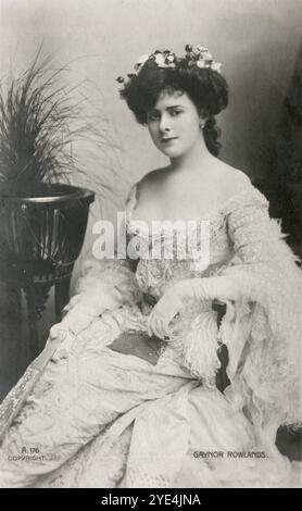 Inghilterra. circa 1905. Un'antica cartolina fotografica che raffigura la star della Music hall britannica, Gaynor Rowlands (1883 - 1906), che era un'attrice, cantante e ballerina inglese, nata a Londra, di genitori gallesi. In Galles, divenne nota come EOS Gwalia (l'usignolo del Galles). Morì di insufficienza cardiaca all'età di 23 anni dopo un intervento chirurgico per appendicite. Foto Stock