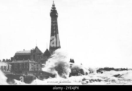 Blackpool, Lancashire. Circa 1910. Un'antica cartolina intitolata "tempesta a Blackpool" raffigura grandi onde che si infrangono sul lungomare di fronte alla Blackpool Tower. Foto Stock