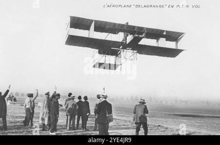 Francia. Circa 1908. Una cartolina antica intitolata “l’aeroplane «Delegrange» EN Plein Vol” (l’aeroplano Delegrange in volo completo) raffigurante l’aviatore pioniere francese, Léon Delagrange, che vola con il suo biplano Voisin a Issy-les-Moulineaux, Parigi, Francia. Nel 1907 Delegrange è stato uno dei primi a ordinare un aereo da Gabriel Voisin e il 7 gennaio 1909 gli è stato assegnato uno dei primi otto certificati di aviatore rilasciati dall'Aéro-Club de France. Stabilì i record mondiali di aviazione nel 1908 e nel 1909, ma il 4 gennaio 1910 fu ucciso quando il suo aereo si schiantò vicino a Bordeaux. Foto Stock