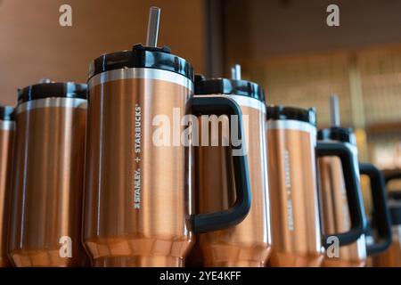 Stanley + Starbucks Tumblers in un negozio il 16 marzo 2024, a Bangkok, Thailandia. Foto Stock