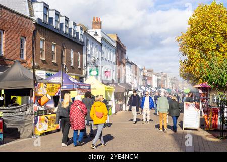 Il centro di Newbury con persone che camminano per il mercato all'aperto e i negozi nel centro di Newbury, Newbury, Berkshire, Inghilterra, Regno Unito, Europa Foto Stock
