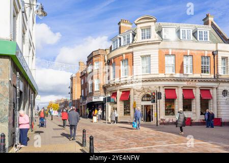 Il centro di Newbury con gente che cammina per GAIL's Bakery Newbury in Mansion House Street nel centro della città di Newbury, Berkshire, Inghilterra, Regno Unito, Europa Foto Stock