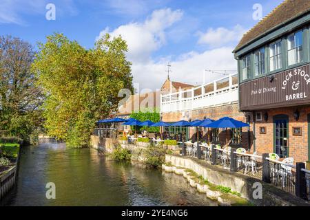 Newbury, Berkshire, il pub Lock Stock & Barrel sul lato del fiume Kennet, a Newbury, Berkshire, Inghilterra, Regno Unito, Europa Foto Stock