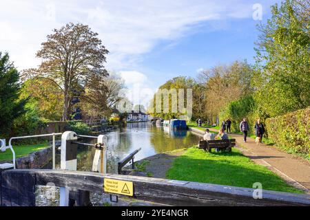 Newbury Lock una chiusa sul canale Kennet e Avon con persone che camminano sul sentiero della città nel centro di Newbury Berkshire Inghilterra Regno Unito Europa Foto Stock