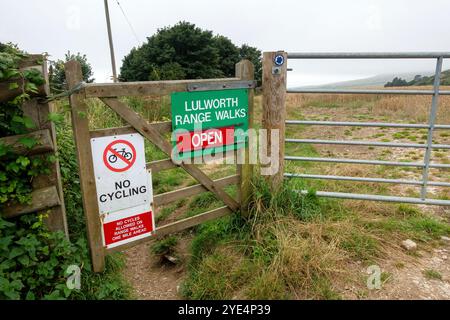 L'ingresso alla Lulworth Range cammina lungo il South West Coastal Path, che va da Kimmeridge a Lulworth Cove nel Dorset, Inghilterra, Regno Unito Foto Stock