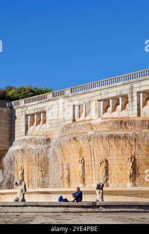 Visitatore solitario, fonte luminosa di Lisbona, circondato dalla grandiosità delle statue di Tágides Foto Stock