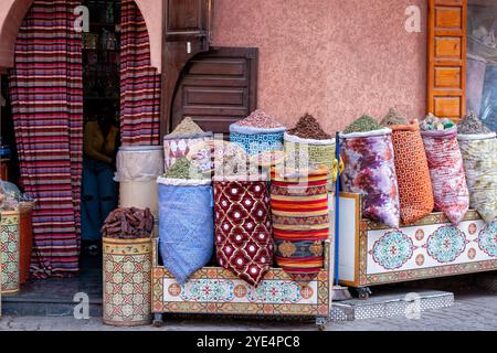 Marrakech, Marocco. Sacchi colorati di fiori secchi ricoperti fuori da un suk di erbe nel mercato di Mellah, Marrakech, Marocco Foto Stock