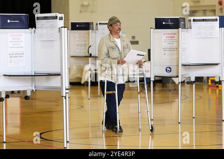 Washington, Stati Uniti. 29 ottobre 2024. Washington DC People inizia a votare in anticipo 0n 2024 Presidential Elecction, oggi il 29 ottobre 2024 al Columbia Heights Community Center di Washington DC, USA. (Foto di Lenin Nolly/Sipa USA) credito: SIPA USA/Alamy Live News Foto Stock