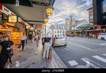 Via shijo dori con corde di lanterne illuminate, nel quartiere Gion di kyoto, Giappone, il 27 settembre 2024 Foto Stock