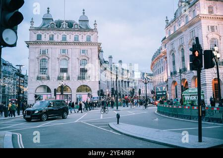 Regent Street a Londra con decorazioni natalizie Foto Stock