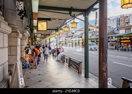 Via shijo dori con corde di lanterne illuminate, nel quartiere Gion di kyoto, Giappone, il 27 settembre 2024 Foto Stock