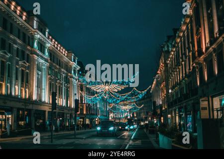 Regent Street a Londra con decorazioni natalizie Foto Stock