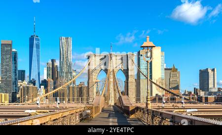 Lo storico ponte di Brooklyn con Manhattan sullo sfondo Foto Stock