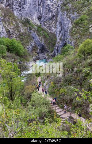 Georges du Verdon, Francia - maggio 9,2024: Persone che camminano lungo la passerella fino alle Gorges du Verdon, Grand Canyon Aiguines in Provenza, Francia. Foto Stock