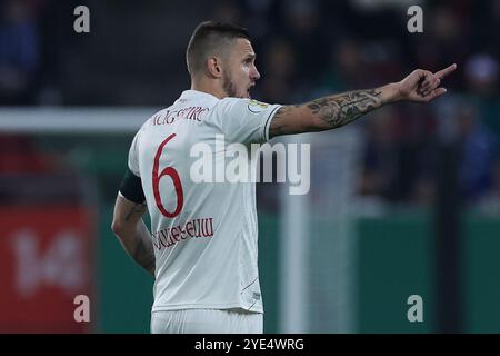 Augusta, Germania. 29 ottobre 2024. Fussball DFB-Pokal 2. Runde FC Augsburg - FC Schalke 04 am 29.10.2024 in der WWK Arena di Augsburg Jeffrey Gouweleeuw ( Augsburg ) le normative DFB vietano qualsiasi uso di fotografie come sequenze di immagini e/o quasi-video. Foto: Revierfoto credito: ddp media GmbH/Alamy Live News Foto Stock