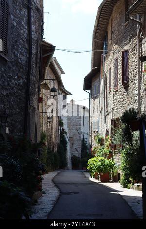 Vista su una stretta strada secondaria in una città vecchia Foto Stock