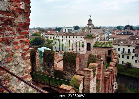 Cittadella è una città medievale del Veneto. È stata fondata nel 1220. Le mura cittadine di Cittadella sono un raro esempio di sistema difensivo medievale. La passerella con parapetto è perfettamente conservata ed è una delle più belle d'Europa. Le mura sono a 15 metri di altezza con torri di 30 metri di altezza. Foto Stock