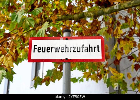 Gersthofen, Baviera, Germania - 29 ottobre 2024: Cartello per la strada di accesso dei vigili del fuoco, che significa nessun parcheggio e mantenere l'area libera *** Schild zur Feuerwehrzufahrt, das ein Parkverbot und das Freihalten des Bereichs bedeutet Foto Stock