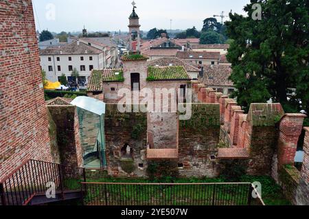 Cittadella è una città medievale del Veneto. È stata fondata nel 1220. Le mura cittadine di Cittadella sono un raro esempio di sistema difensivo medievale. La passerella con parapetto è perfettamente conservata ed è una delle più belle d'Europa. Le mura sono a 15 metri di altezza con torri di 30 metri di altezza. Foto Stock