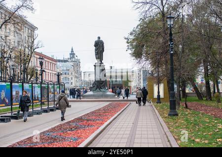 23 ottobre 2022, Mosca, Russia. Passanti su Chistoprudny Boulevard e il monumento ad Alexander Griboyedov in un giorno d'autunno. Foto Stock