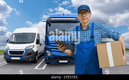 Addetto alle consegne in uniforme con tablet digitale. Foto Stock