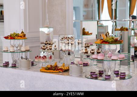 Elegante buffet di dessert in un evento di lusso. Foto Stock