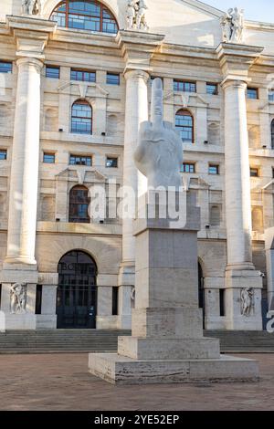 Una foto della scultura L.O.V.E. di fronte alla Borsa Italiana di Milano. Foto Stock