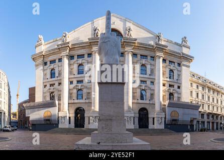 Una foto della scultura L.O.V.E. di fronte alla Borsa Italiana di Milano. Foto Stock