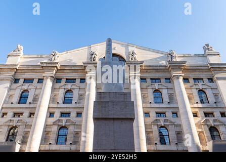 Una foto della scultura L.O.V.E. di fronte alla Borsa Italiana di Milano. Foto Stock