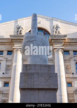 Una foto della scultura L.O.V.E. di fronte alla Borsa Italiana di Milano. Foto Stock