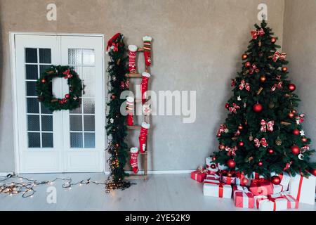 Albero di Natale decorato con palloncini e regali per il nuovo anno Foto Stock