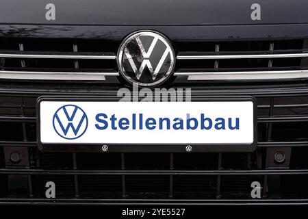 29 ottobre 2024: Immagine simbolica dell'attuale crisi Volkswagen e delle pianificate chiusure di impianti in Germania. Auto VW con la scritta sulla targa: Tagli di lavoro. FOTOMONTAGGIO *** Symbolbild zur aktuellen Volkswagen-Krise und geplanten Werksschließungen in Deutschland. VW Pkw mit dem Schriftzug auf dem Kennzeichen: Stellenabbau. FOTOMONTAGE Foto Stock