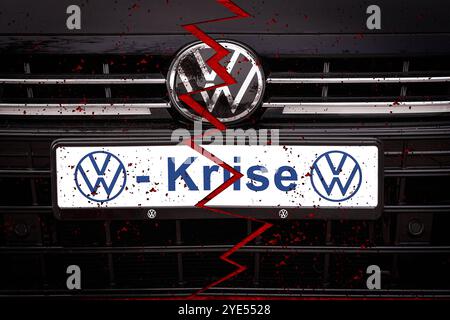 29 ottobre 2024: Immagine simbolica dell'attuale crisi Volkswagen e delle pianificate chiusure di impianti in Germania. Vettura VW rotta con la scritta sulla targa: VW Crisis. FOTOMONTAGGIO *** Symbolbild zur aktuellen Volkswagen-Krise und geplanten Werksschließungen in Deutschland. Zerbrochener VW PKW mit dem Schriftzug auf dem Kennzeichen: VW-Krise. FOTOMONTAGE Foto Stock