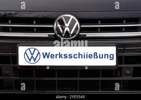 29 ottobre 2024: Immagine simbolica dell'attuale crisi Volkswagen e delle pianificate chiusure di impianti in Germania. Vettura VW con la scritta sulla targa: Chiusura dello stabilimento. FOTOMONTAGGIO *** Symbolbild zur aktuellen Volkswagen-Krise und geplanten Werksschließungen in Deutschland. VW Pkw mit dem Schriftzug auf dem Kennzeichen: Werksschließung. FOTOMONTAGE Foto Stock