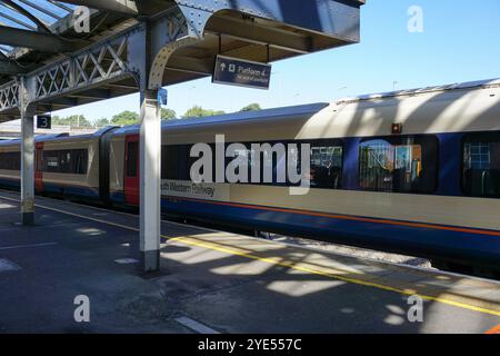 Il treno della South Western Railway si fermò alla stazione ferroviaria di Bournemouth. Treno pendolare alla piattaforma. Bournemouth Regno Unito 26 agosto 2024 Foto Stock