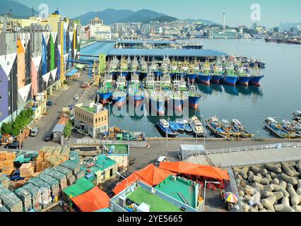 Barche da pesca nel porto di Busan, il più grande porto della Corea del Sud, la sua posizione è conosciuta come porto di Busan. Foto Stock