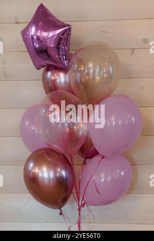 Palloni rosa e oro ammassati con pallone Star Foil. Foto Stock