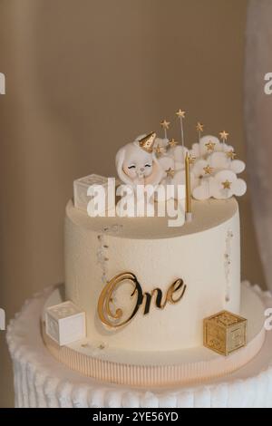 Deliziosa torta del primo compleanno decorata con coniglio, stelle e blocchi. Foto Stock