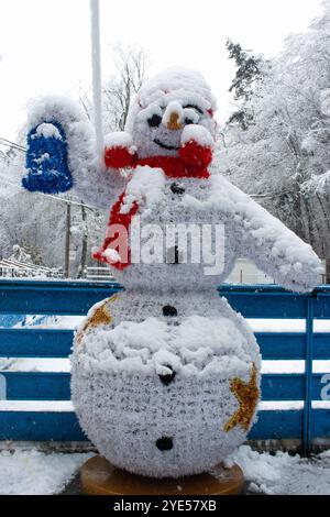 Pupazzo di neve artificiale in un giorno d'inverno Foto Stock