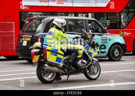 Londra, Inghilterra, Regno Unito - 27 giugno 2023: Motociclista della polizia metropolitana parcheggiato a Whitehall nel centro di Londra Foto Stock